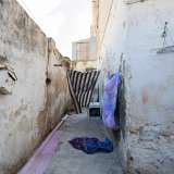 La viuzza infine vira a destra e conduce all�accampamento dei rom, introdotto da una tenda zebrata che funge da separ�